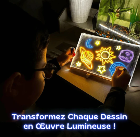 Enfant qui dessine sur une tablette lumineuse LED transparente et réutilisable