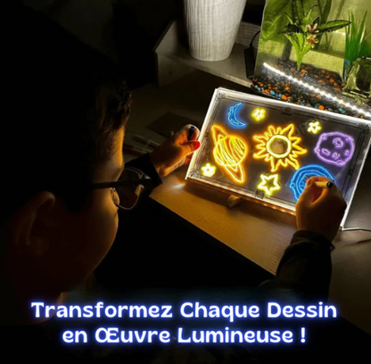 Enfant qui dessine sur une tablette lumineuse LED inspirée Montessori transparente et réutilisable
