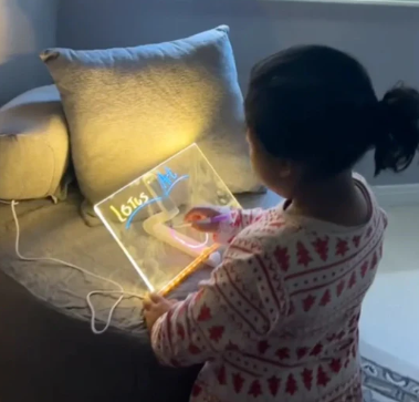 enfant qui dessine sur une tablette a dessin lumineux LED , sans lumière bleu, sans ecran